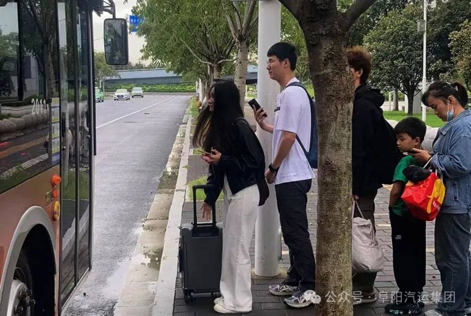 學(xué)生乘客返校時 溫情服務(wù)保暢通 || 阜汽集團(tuán)全力保障返程學(xué)生客流